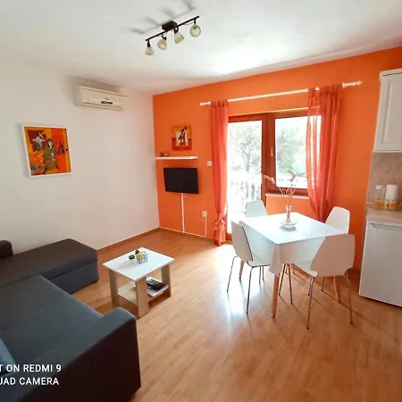 Bartol With Free Bikes * Τρογκίρ